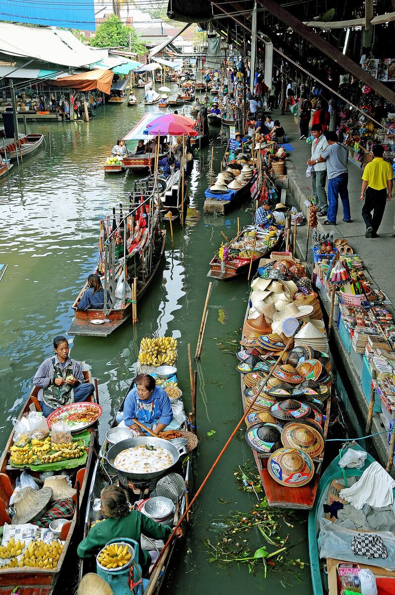 Vendors in wooden boats at Damnoen Saduak floating market