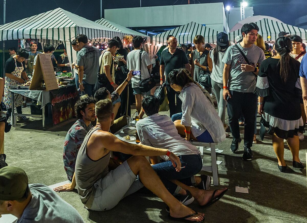 Food stalls and crowds at a Bangkok night market